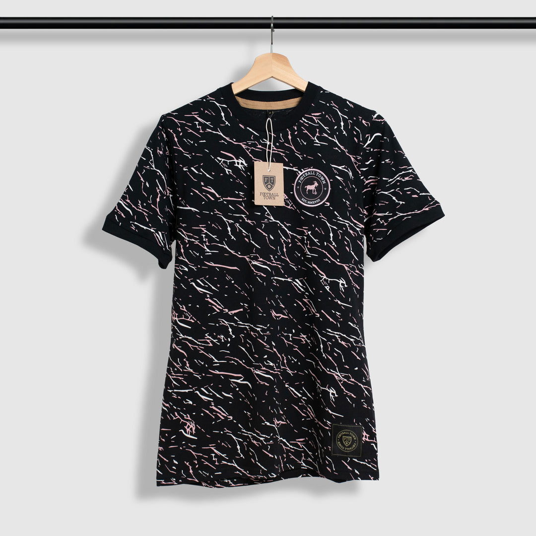 Camiseta Marble Goat FootballTown Color Negro